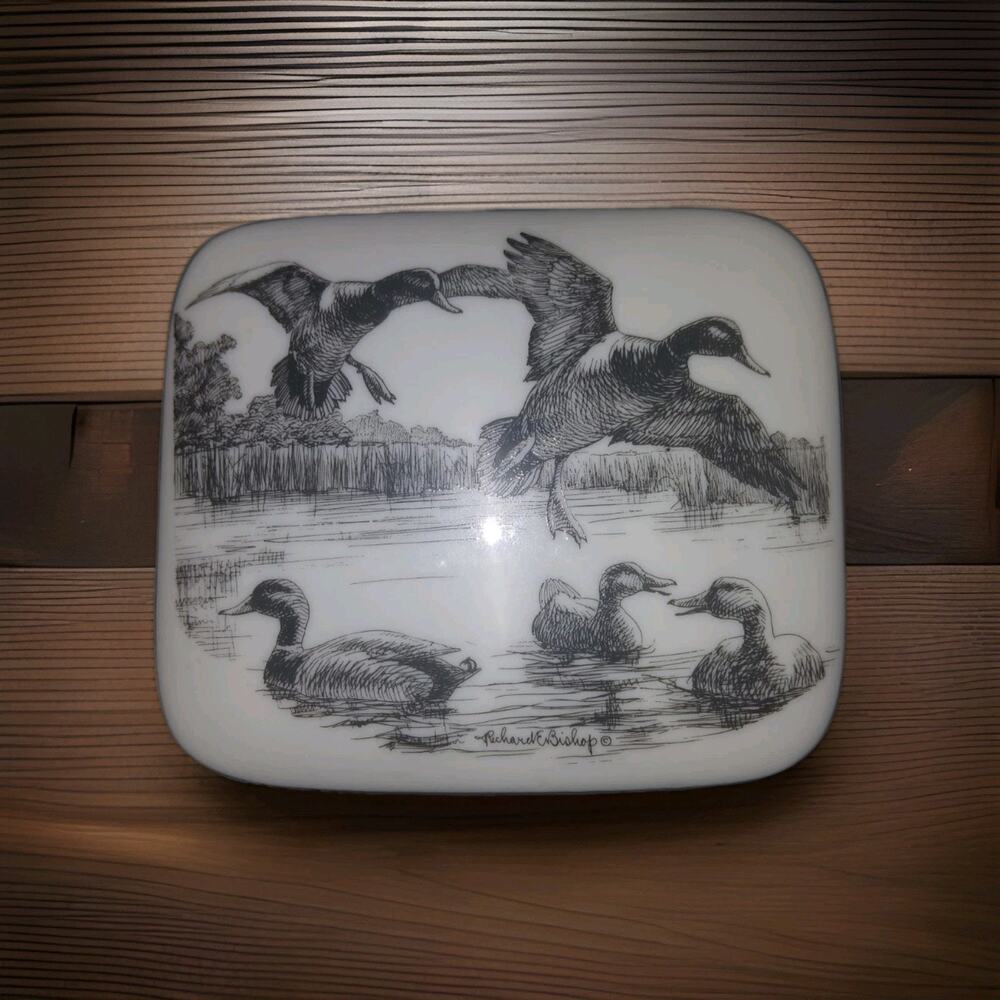 Vintage Waterfowl Trinket Jewelry porcelain box by Richard Bishop
